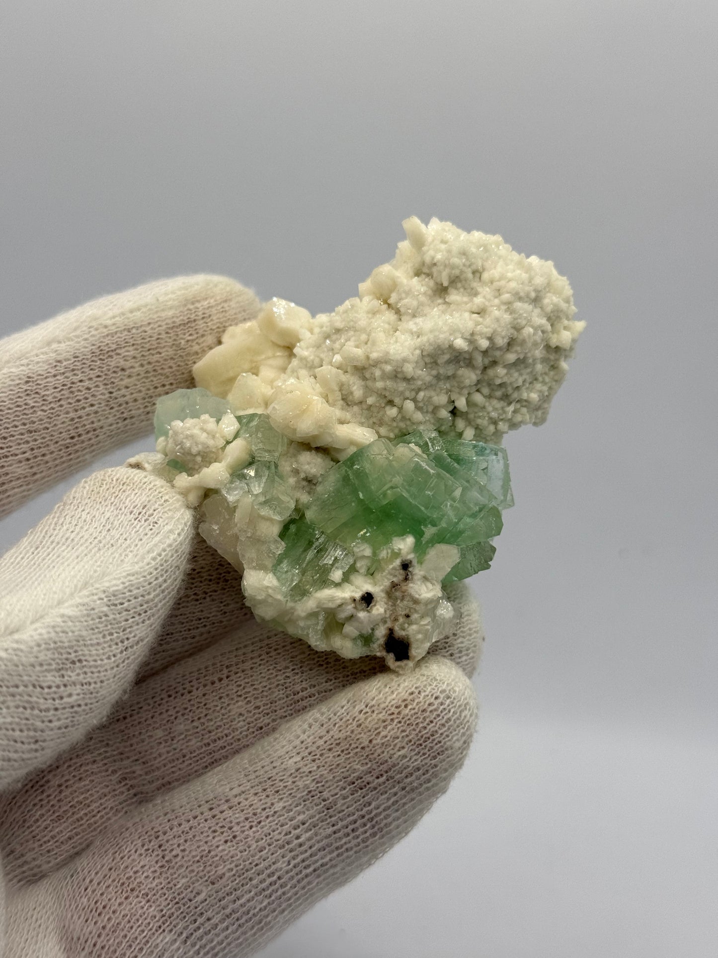 GREEN APOPHYLLITE MORDENITE AND SCOLECITE - MAHAHASHTRA, INDIA