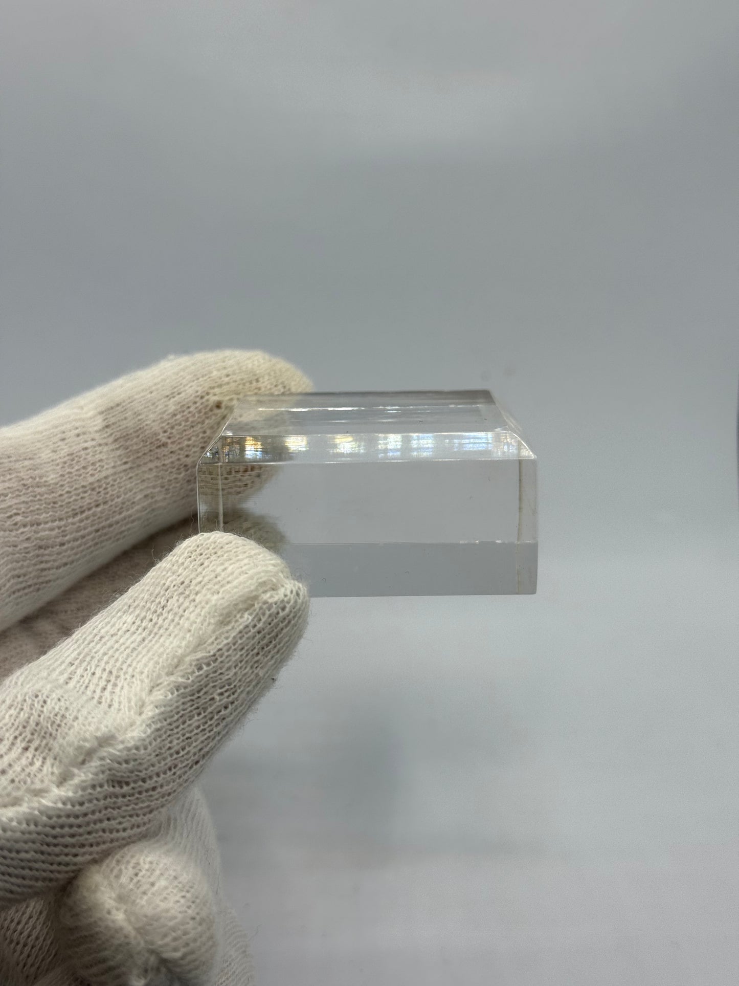 40mm x 40mm x 20mm BEVELED ACRYLIC MINERAL DISPLAY STAND