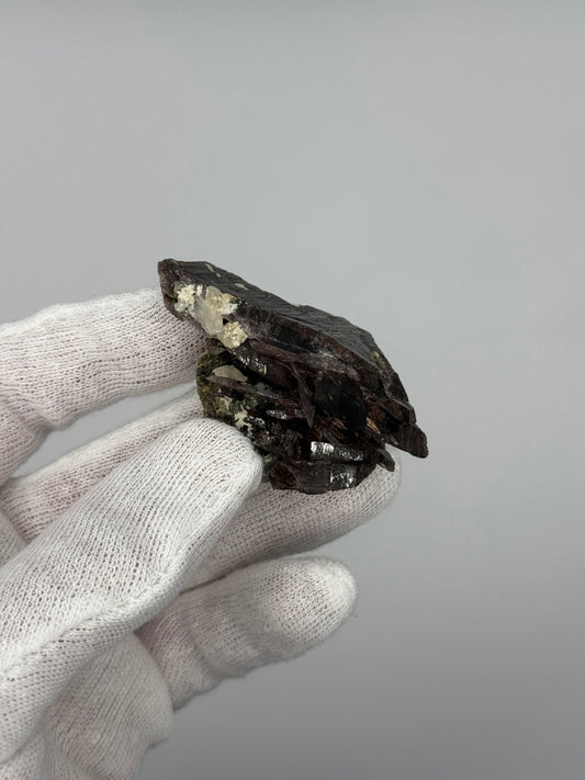 AXINITE, ALBITE (VAR PERICLINE) & BYSSOLITE - TORMIQ VALLEY, HARAMOSH MTNS, ROUNDU DISTRICT, GILGIT-BALTISTAN, PAKISTAN