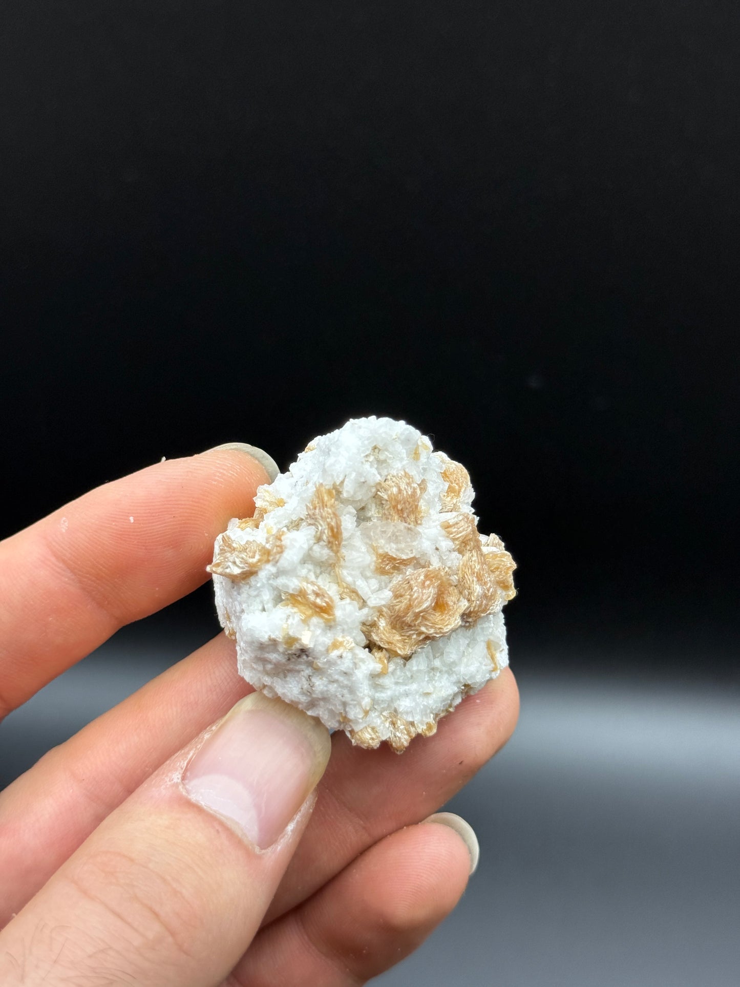 BERYL (VAR. GOSHENITE), MUSCOVITE & ALBITE - SHENGUS, ROUNDU DISTRICT, GILGIT-BALTISTAN, PAKISTAN