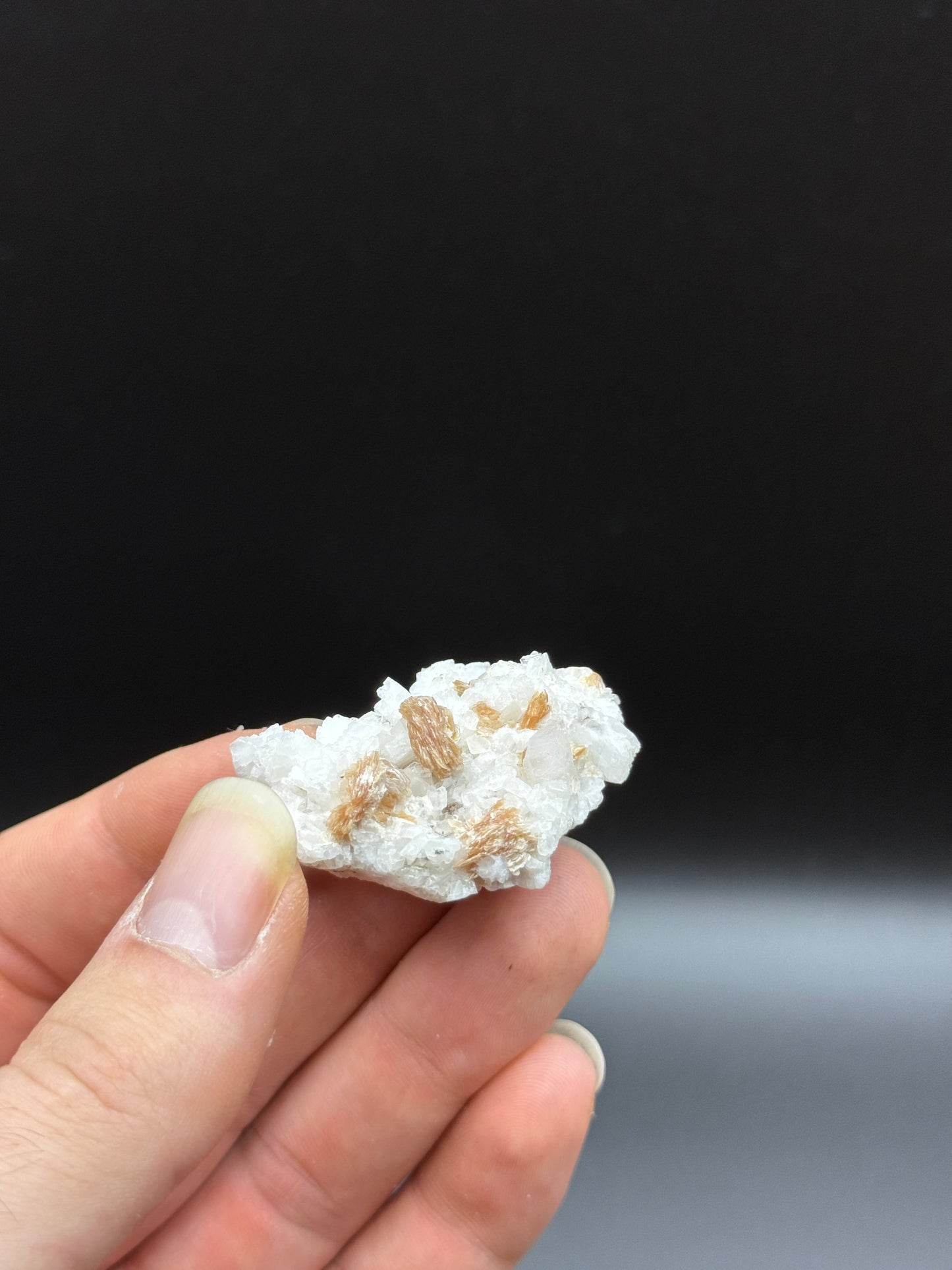 BERYL (VAR. GOSHENITE), MUSCOVITE & ALBITE - SHENGUS, ROUNDU DISTRICT, GILGIT-BALTISTAN, PAKISTAN